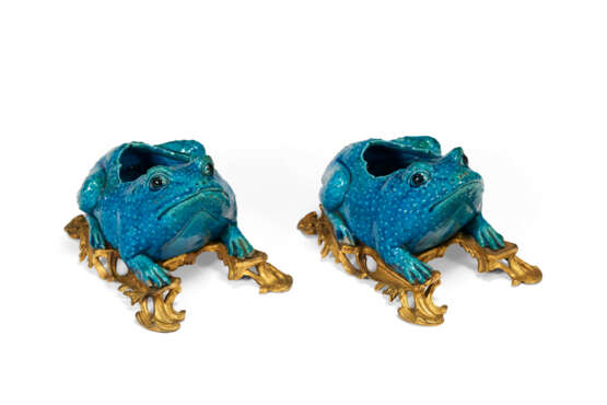 A PAIR OF ORMOLU-MOUNTED CHINESE EXPORT PORCELAIN MODELS OF TOADS - фото 8