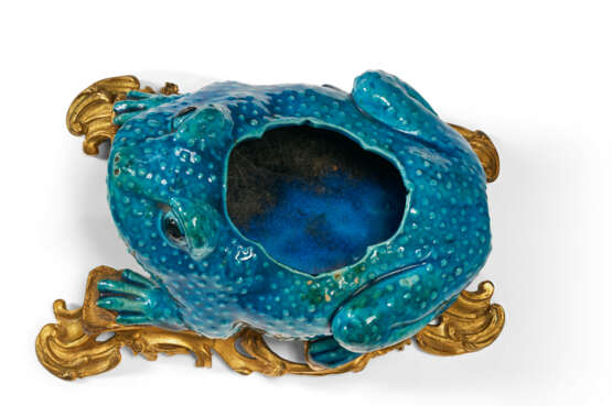 A PAIR OF ORMOLU-MOUNTED CHINESE EXPORT PORCELAIN MODELS OF TOADS - Foto 9