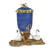 A LOUIS XV ORMOLU-MOUNTED, MEISSEN AND CHINESE PORCELAIN TABLE FOUNTAIN - Foto 2