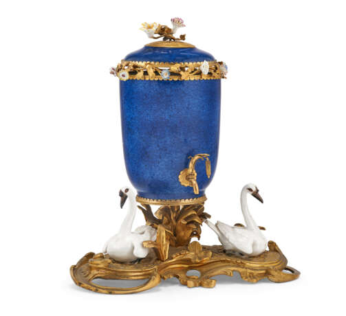 A LOUIS XV ORMOLU-MOUNTED, MEISSEN AND CHINESE PORCELAIN TABLE FOUNTAIN - photo 2