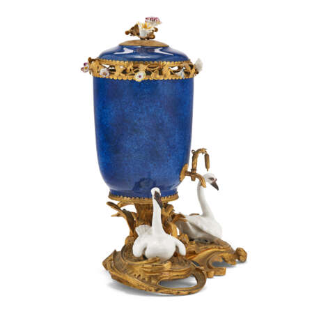 A LOUIS XV ORMOLU-MOUNTED, MEISSEN AND CHINESE PORCELAIN TABLE FOUNTAIN - Foto 3
