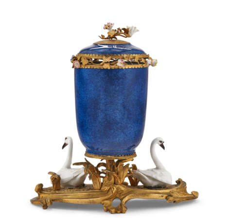 A LOUIS XV ORMOLU-MOUNTED, MEISSEN AND CHINESE PORCELAIN TABLE FOUNTAIN - Foto 4