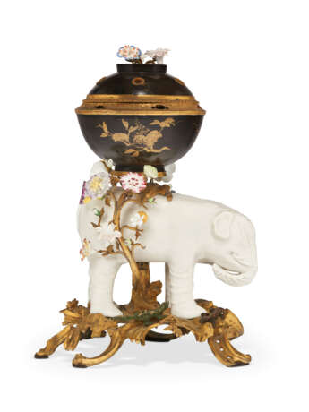 A LOUIS XV ORMOLU-MOUNTED, BLANC-DE-CHINE, FRENCH PORCELAIN AND JAPANESE LACQUER POTPOURRI VASE - Foto 1