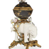 A LOUIS XV ORMOLU-MOUNTED, BLANC-DE-CHINE, FRENCH PORCELAIN AND JAPANESE LACQUER POTPOURRI VASE - Foto 2