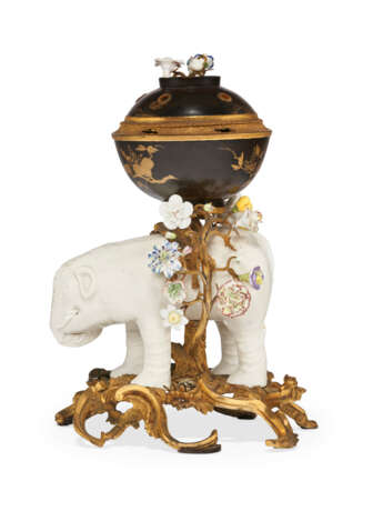 A LOUIS XV ORMOLU-MOUNTED, BLANC-DE-CHINE, FRENCH PORCELAIN AND JAPANESE LACQUER POTPOURRI VASE - Foto 4