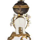 A LOUIS XV ORMOLU-MOUNTED, BLANC-DE-CHINE, FRENCH PORCELAIN AND JAPANESE LACQUER POTPOURRI VASE - Foto 6