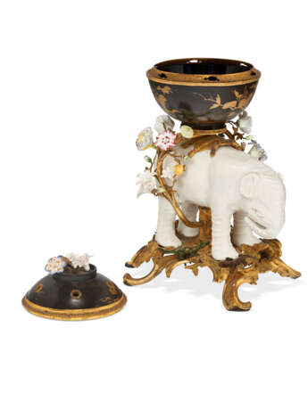 A LOUIS XV ORMOLU-MOUNTED, BLANC-DE-CHINE, FRENCH PORCELAIN AND JAPANESE LACQUER POTPOURRI VASE - Foto 7