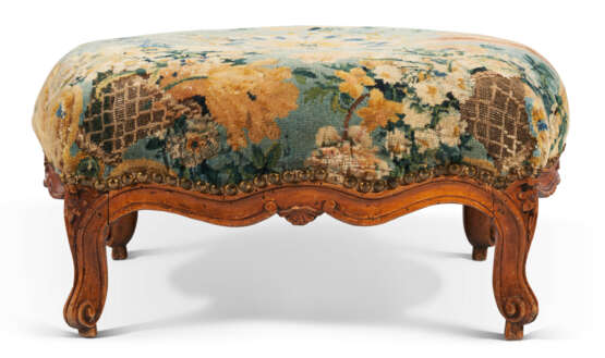 A LOUIS XV BEECHWOOD TABOURET - photo 3