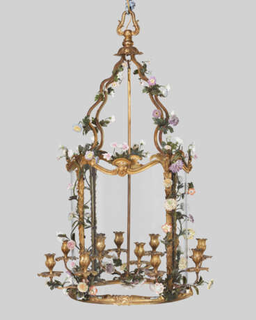 A FRENCH ORMOLU AND PORCELAIN FLOWER TWELVE-LIGHT LANTERN - Foto 2