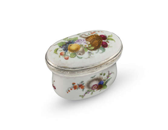 A SILVER-MOUNTED GERMAN PORCELAIN 'EROTIC' SNUFF BOX - фото 1
