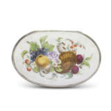 A SILVER-MOUNTED GERMAN PORCELAIN 'EROTIC' SNUFF BOX - фото 2