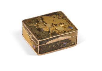 A LOUIS XV GOLD AND MOTHER-OF-PEARL MOUNTED JAPANESE LACQUER SNUFF BOX