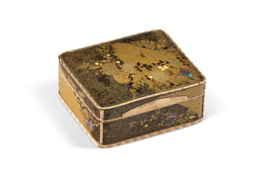 A LOUIS XV GOLD AND MOTHER-OF-PEARL MOUNTED JAPANESE LACQUER SNUFF BOX - Foto 1