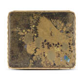 A LOUIS XV GOLD AND MOTHER-OF-PEARL MOUNTED JAPANESE LACQUER SNUFF BOX - photo 2