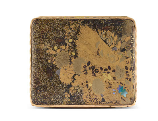 A LOUIS XV GOLD AND MOTHER-OF-PEARL MOUNTED JAPANESE LACQUER SNUFF BOX - Foto 2