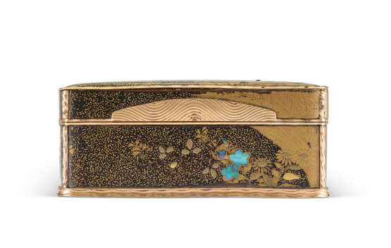 A LOUIS XV GOLD AND MOTHER-OF-PEARL MOUNTED JAPANESE LACQUER SNUFF BOX - Foto 3
