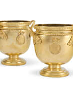 Feuervergoldung. A PAIR OF LATE LOUIS XVI ORMOLU CACHE POTS