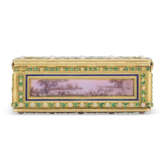 A LOUIS XVI ENAMELED GOLD DOUBLE-OPENING BOITE-A-MOUCHES - Foto 3