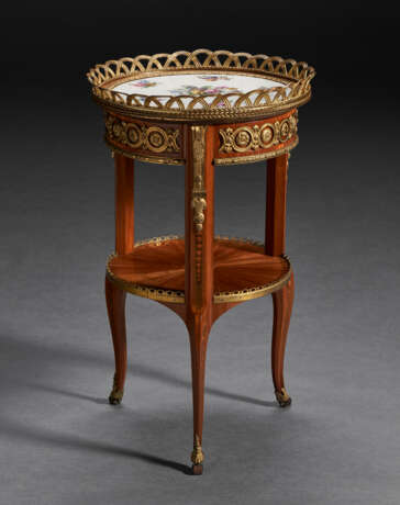 A LATE LOUIS XV ORMOLU AND SEVRES PORCELAIN-MOUNTED TULIPWOOD GUERIDON - Foto 2