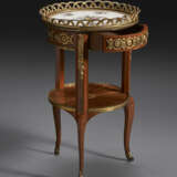 A LATE LOUIS XV ORMOLU AND SEVRES PORCELAIN-MOUNTED TULIPWOOD GUERIDON - Foto 3