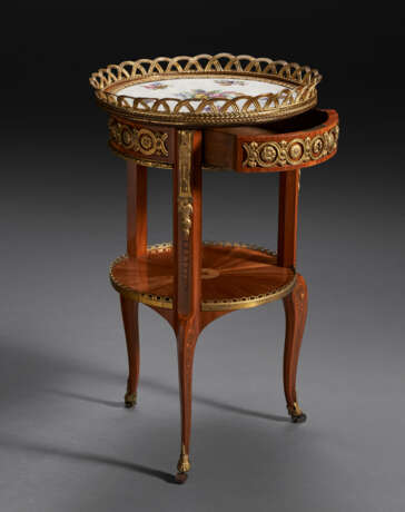 A LATE LOUIS XV ORMOLU AND SEVRES PORCELAIN-MOUNTED TULIPWOOD GUERIDON - Foto 3