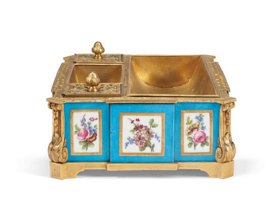 A LATE LOUIS XV ORMOLU AND SEVRES PORCELAIN INSET ENCRIER - photo 4