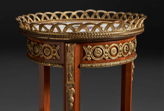 A LATE LOUIS XV ORMOLU AND SEVRES PORCELAIN-MOUNTED TULIPWOOD GUERIDON - Foto 5