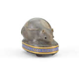 AN ENAMELED AND GOLD-MOUNTED HARDSTONE SNUFF BOX - Foto 1