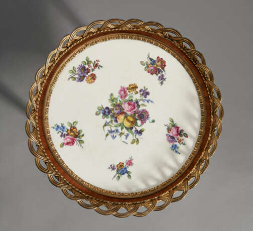 A LATE LOUIS XV ORMOLU AND SEVRES PORCELAIN-MOUNTED TULIPWOOD GUERIDON - Foto 6
