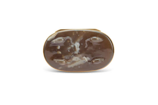 AN ENAMELED AND GOLD-MOUNTED HARDSTONE SNUFF BOX - Foto 3