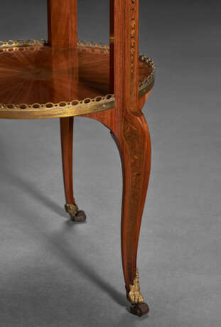 A LATE LOUIS XV ORMOLU AND SEVRES PORCELAIN-MOUNTED TULIPWOOD GUERIDON - Foto 7