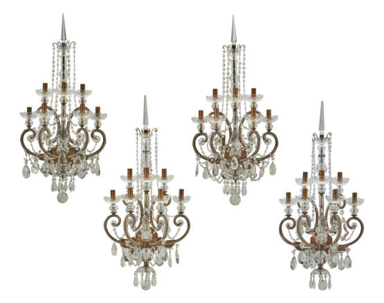 A SET OF FOUR GILT-METAL AND CUT-GLASS WALLLIGHTS - Foto 1