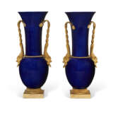 A PAIR OF LATE LOUIS XVI ORMOLU-MOUNTED BLUE SEVRES PORCELAIN VASES - фото 3