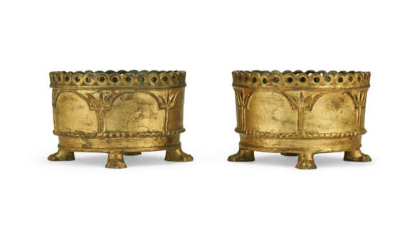 A PAIR OF GEORGE II GILTWOOD TORCHERES - photo 7