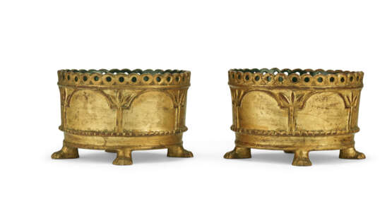 A PAIR OF GEORGE II GILTWOOD TORCHERES - photo 9