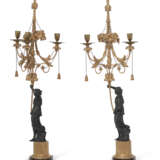 A PAIR OF LATE GEORGE III GILTWOOD AND EBONIZED THREE-LIGHT CANDELABRA - Foto 3