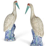 A PAIR OF CHINESE EXPORT PORCELAIN FAMILLE ROSE MODELS OF CRANES - фото 1