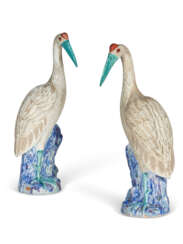A PAIR OF CHINESE EXPORT PORCELAIN FAMILLE ROSE MODELS OF CRANES