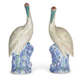 A PAIR OF CHINESE EXPORT PORCELAIN FAMILLE ROSE MODELS OF CRANES - фото 2