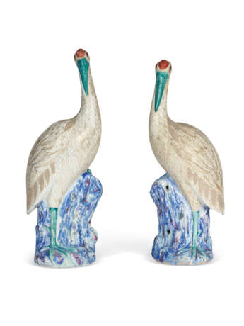 A PAIR OF CHINESE EXPORT PORCELAIN FAMILLE ROSE MODELS OF CRANES - фото 2