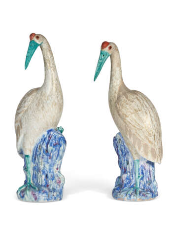 A PAIR OF CHINESE EXPORT PORCELAIN FAMILLE ROSE MODELS OF CRANES - фото 3
