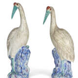 A PAIR OF CHINESE EXPORT PORCELAIN FAMILLE ROSE MODELS OF CRANES - Foto 3