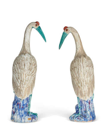 A PAIR OF CHINESE EXPORT PORCELAIN FAMILLE ROSE MODELS OF CRANES - фото 4