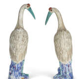 A PAIR OF CHINESE EXPORT PORCELAIN FAMILLE ROSE MODELS OF CRANES - Foto 4