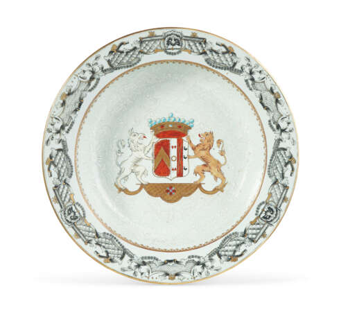 A CHINESE EXPORT PORCELAIN ‘DUTCH MARKET’ ARMORIAL BASIN - фото 1