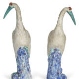 A PAIR OF CHINESE EXPORT PORCELAIN FAMILLE ROSE MODELS OF CRANES - фото 5