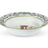 A CHINESE EXPORT PORCELAIN ‘DUTCH MARKET’ ARMORIAL BASIN - фото 2