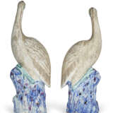 A PAIR OF CHINESE EXPORT PORCELAIN FAMILLE ROSE MODELS OF CRANES - фото 6