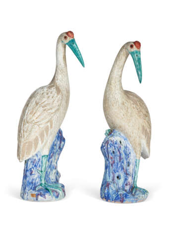 A PAIR OF CHINESE EXPORT PORCELAIN FAMILLE ROSE MODELS OF CRANES - Foto 7