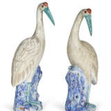 A PAIR OF CHINESE EXPORT PORCELAIN FAMILLE ROSE MODELS OF CRANES - фото 7